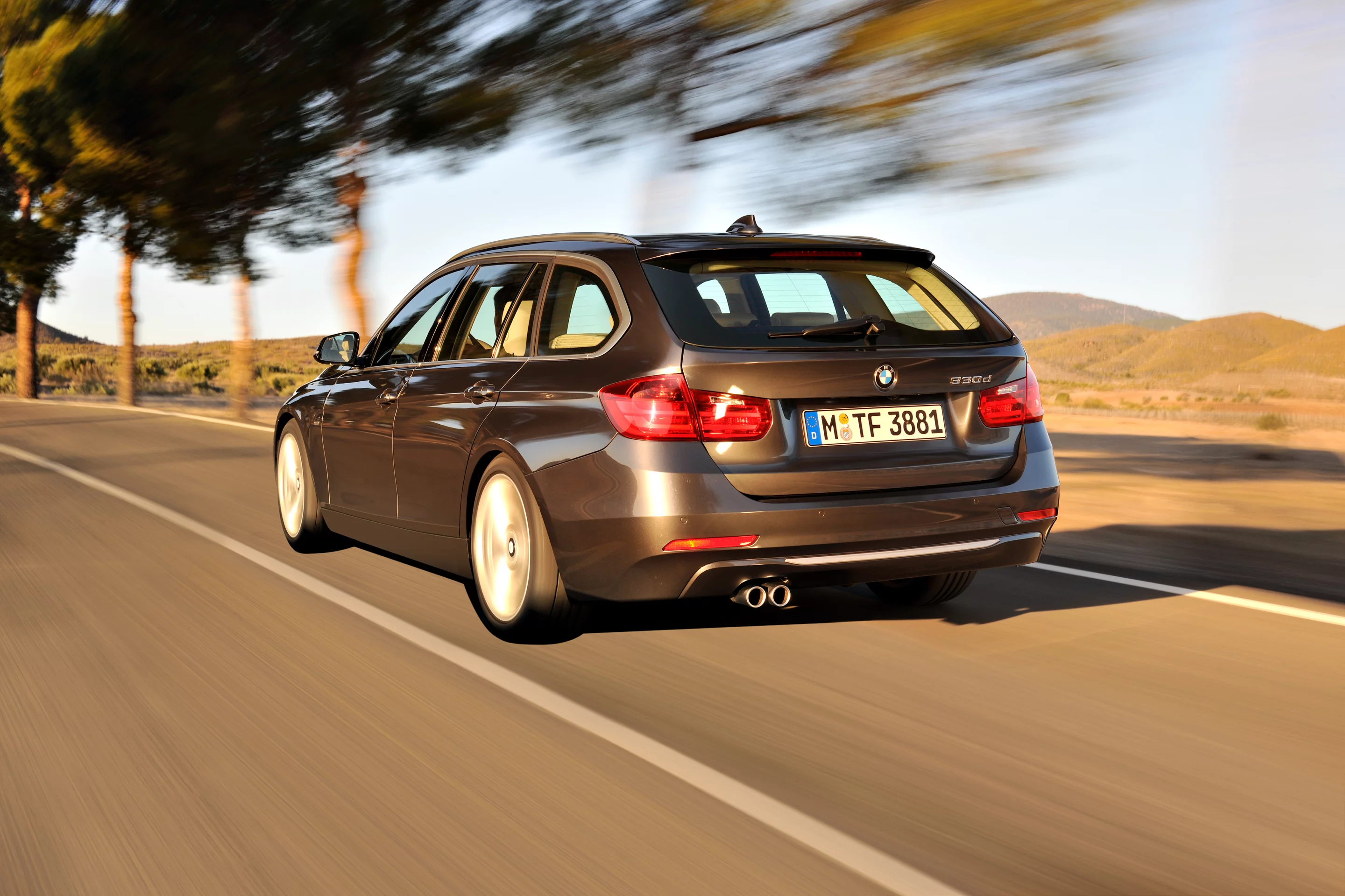 The new 3 Series Touring has a significantly larger interior than the Touring version of the E90 series, adding 35 liters for a total capacity of 495 liters, but it is also extremely versatile thanks to some very clever design.