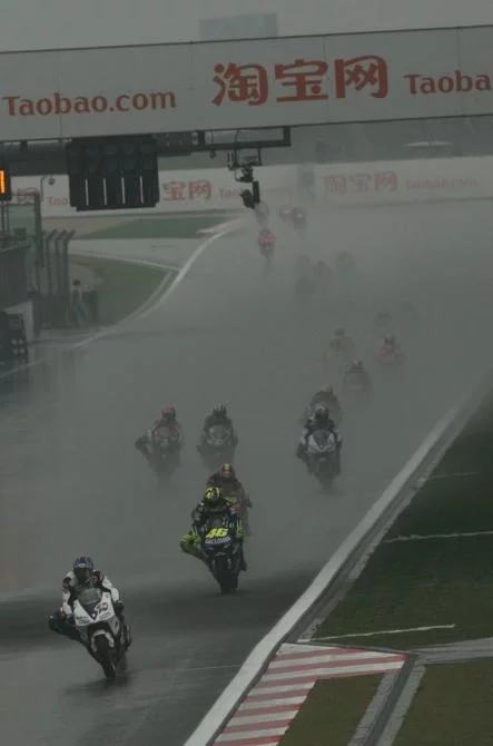 Lap three and Kenny Roberts leads the GP, ahead of Rossi, Elias, Biaggi, Gibernau and Hopkins