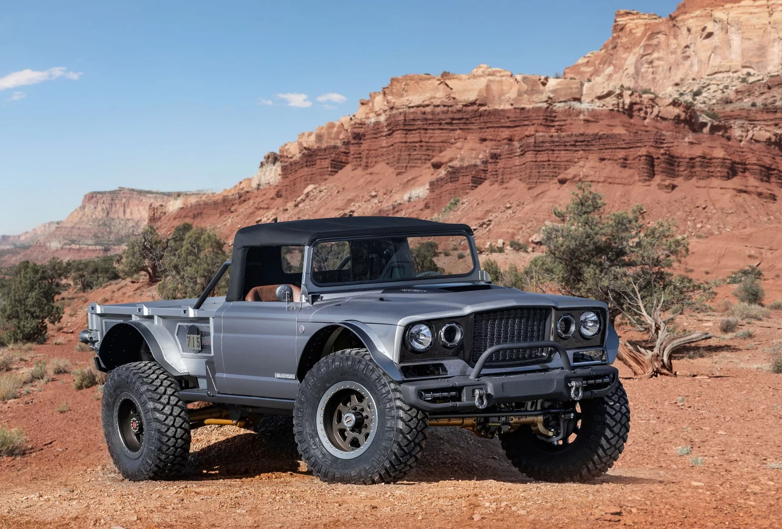 Jeep replaced the aluminum front-end with carbon fiber, lifted the M715 by a couple inches, added some huge 40-in tires and created a memorable restomod