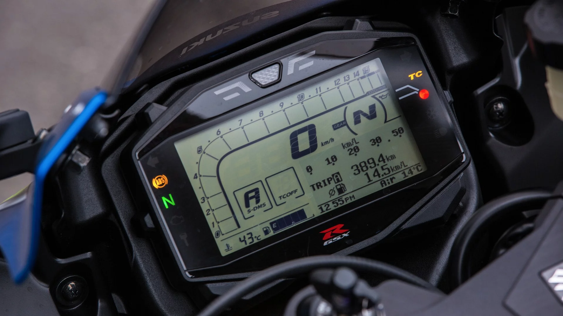 2017 Suzuki GSX-R1000: digital dash is nothing amazing, but does a solid job of presenting all the information you need. This is not a bike dominated by menus and options, the electronics get out of your way very quickly.