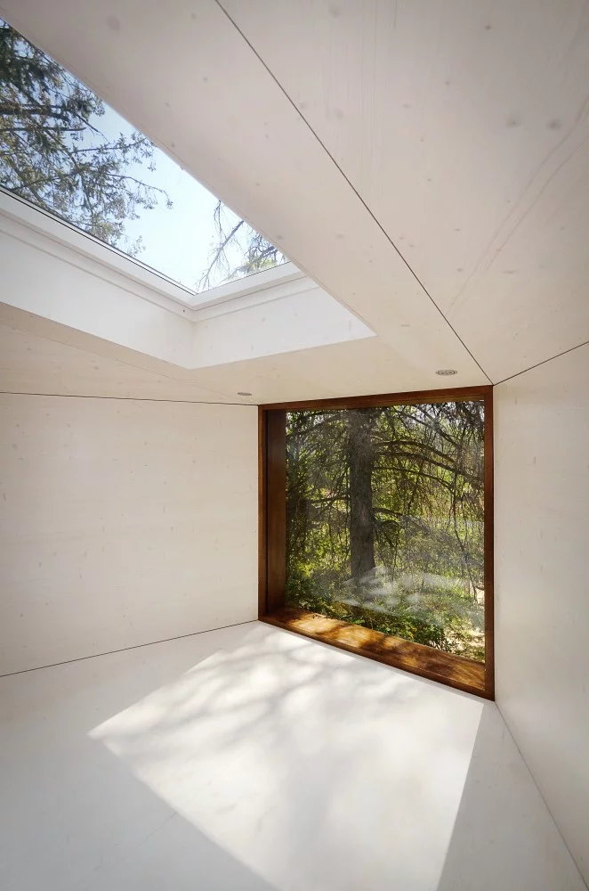 The bed is centrally positioned underneath a large skylight, most likely envisaged for for star gazing
