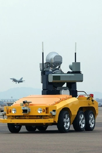 The robot is supposedly 20 percent more effective than other bird strike defense systems (Photo: Channel A)