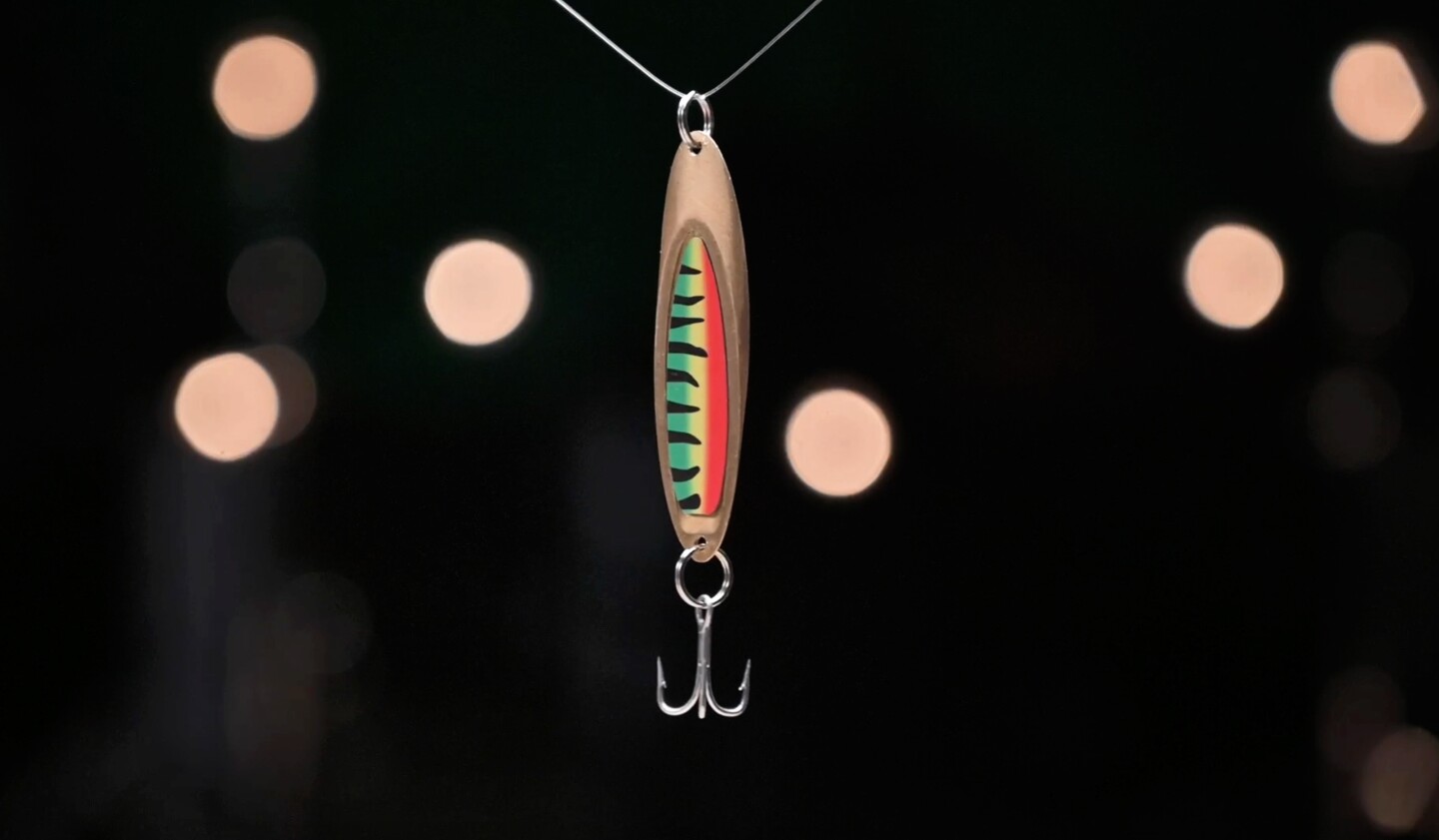 Modular fishing lure features swappable colored plates