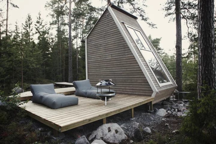 The structure, including outside entrances and deck has a compact footprint of 96 square feet, while the retreat itself is a 50 square feet cabin