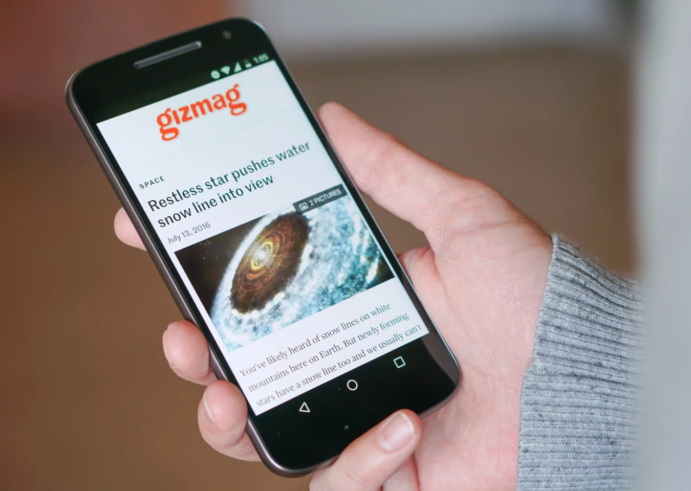 The ultra-comfortable Moto G4 in hand