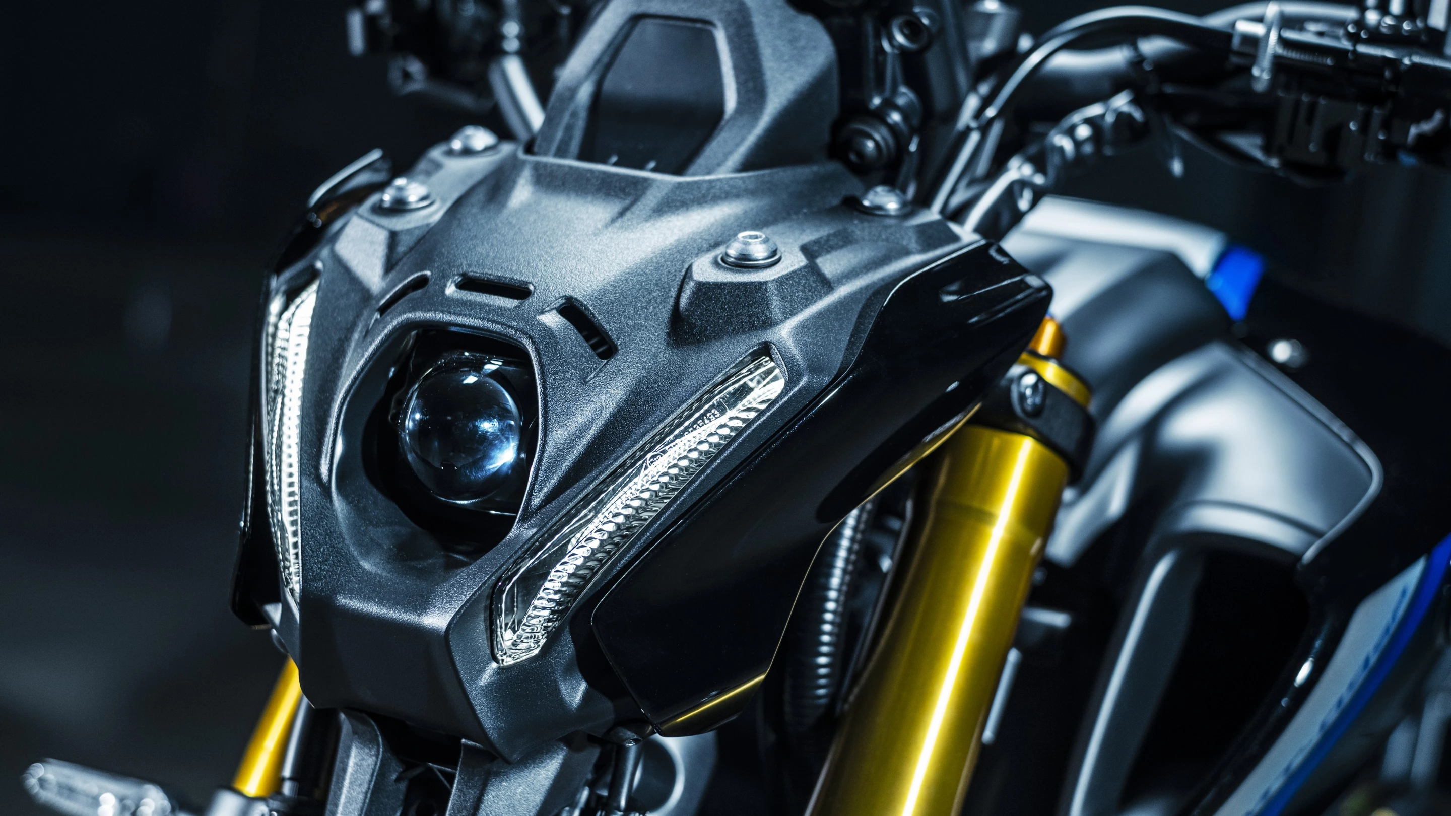 The new face of the 2021 Yamaha MT-09 SP employs a single LED headlight surrounded by DRL LED strips