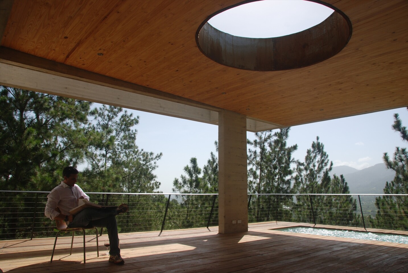 The forward areas and balconies also feature ample natural sunlight and outdoor areas (Photo: Eduardo Abreu)