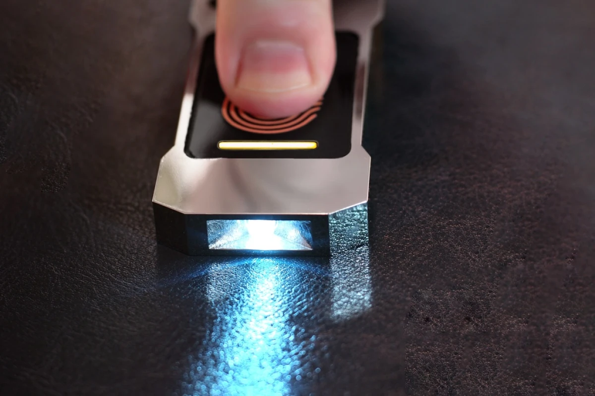 The Lumen flashlight uses a thermoelectric generator to transform body heat into electricity to power an LED