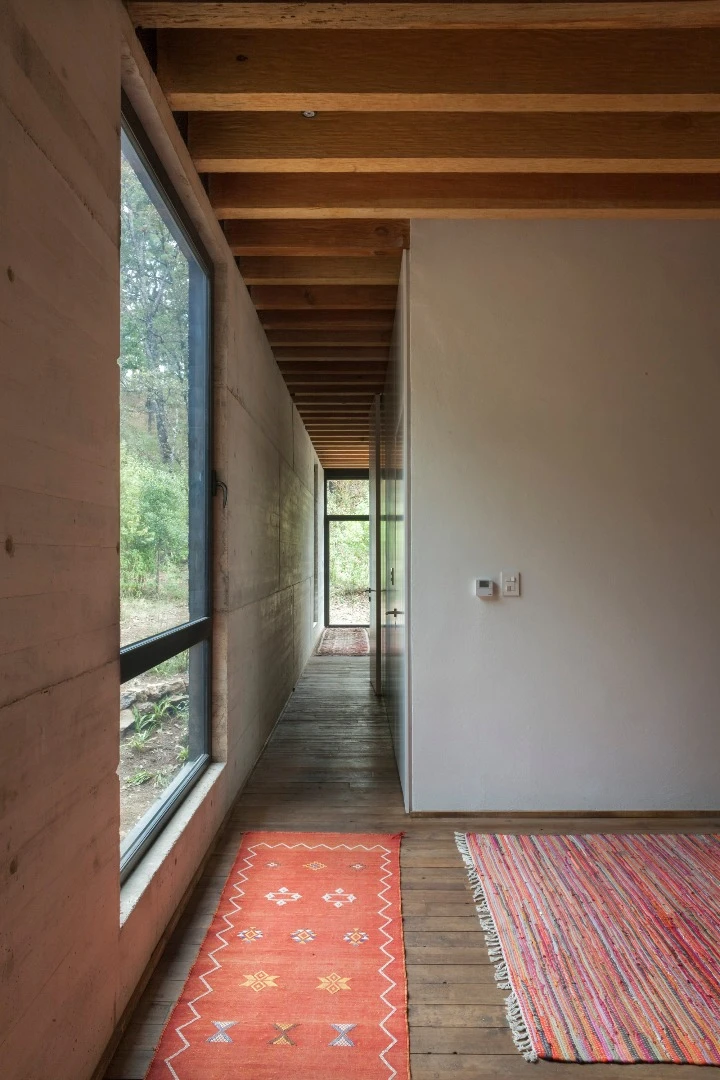 For the materials, the designers of the Casa de la Roca began with trusty ol’ concrete due to its high structural performance, longevity and minimal need for maintenance