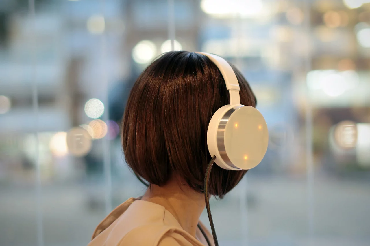 According to the developers, the onboard EEG sensor allows the headphones to analyze a person's brain patterns and determine the wearer's mood