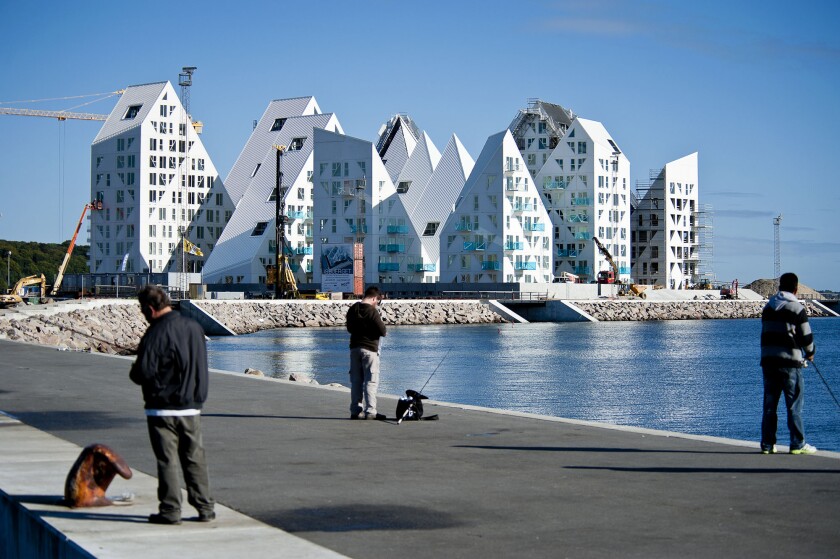 Located right on the waterside, Isbjerget is one of the first projects to be completed within the new De Bynære Havnearealer docklands quarter of Aarhus