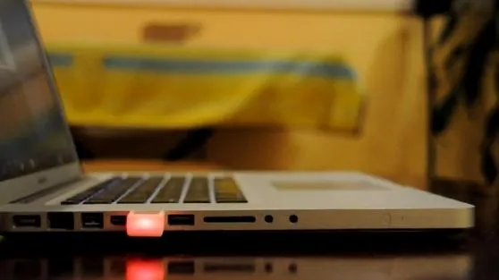 Via an on-screen interface, users can control the color, brightness, and blink pattern of the blink(1)
