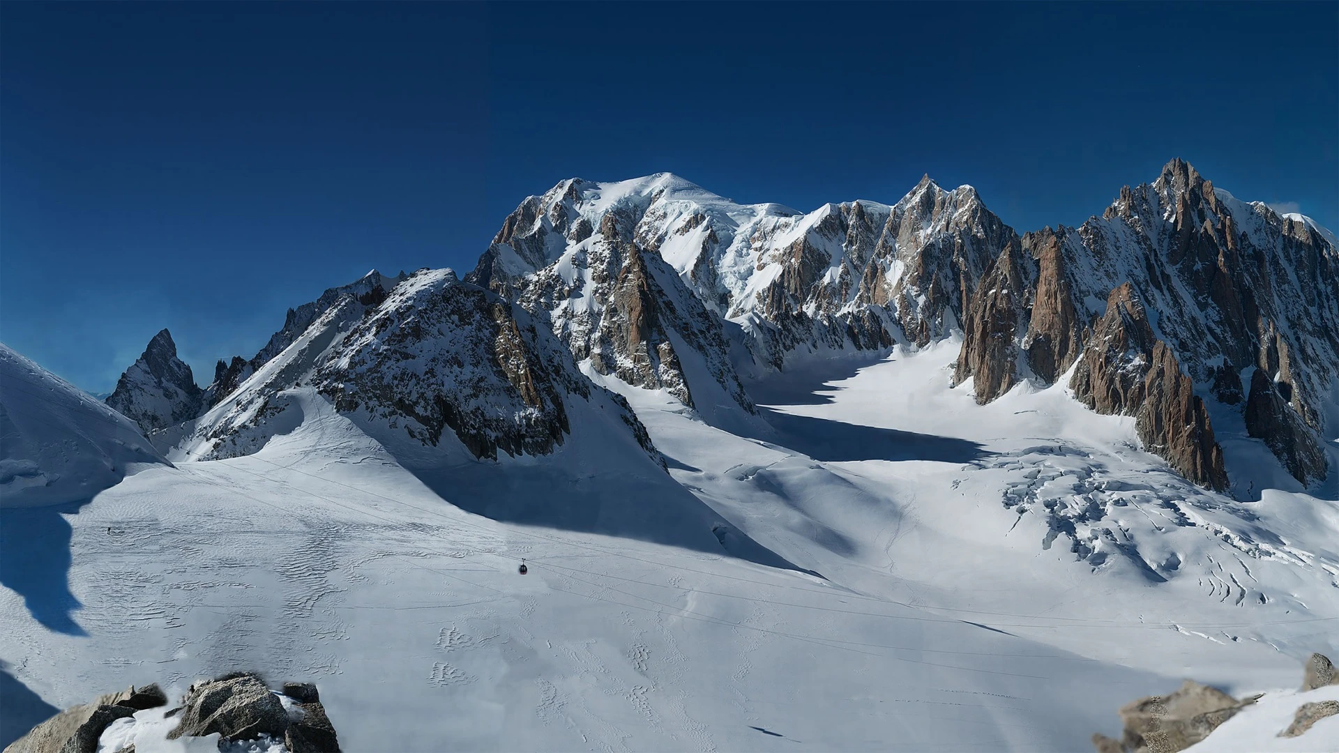 The impressive panorama took more than two weeks to complete