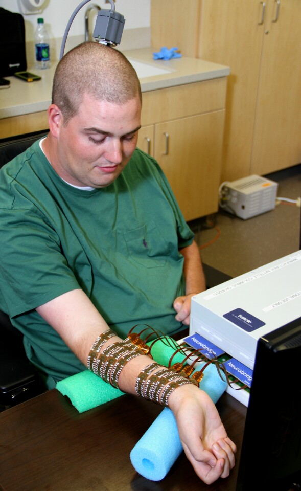 Ian Burkhart using his paralyzed hand and fingers thanks to Neurobridge technology