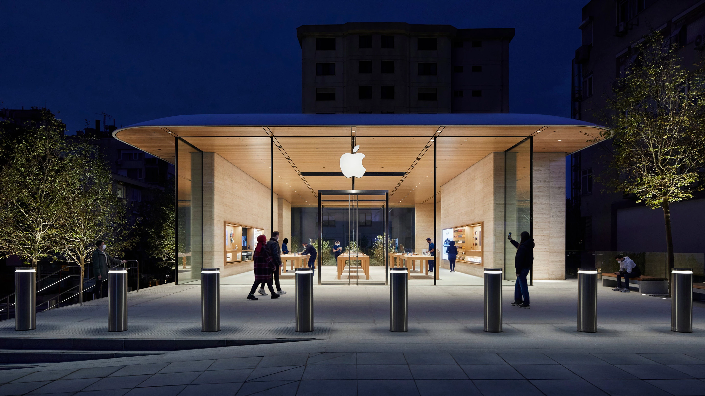 Apple Bağdat Caddesi is located in Istanbul and is the latest in a long line of collaborations between Apple and British architecture firm Foster + Partners