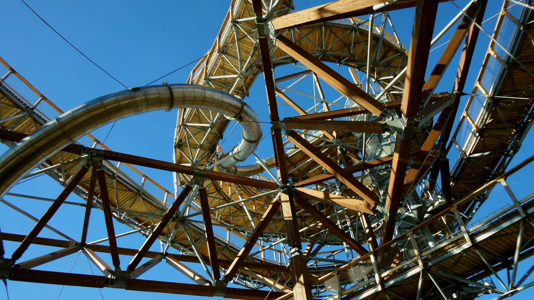 The Sky Walk is made of 380 tons (345 tonnes) of steel