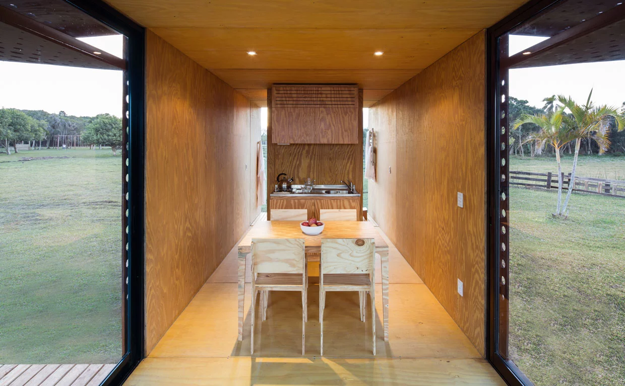 The home measures 27 sq m (290 sq ft) (Photo: Leonardo Finotti)