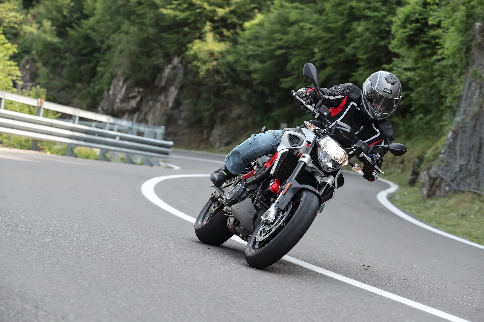 The new Aprilia Shiver has a 900 cc engine compared to the 750 cc engine of the older models