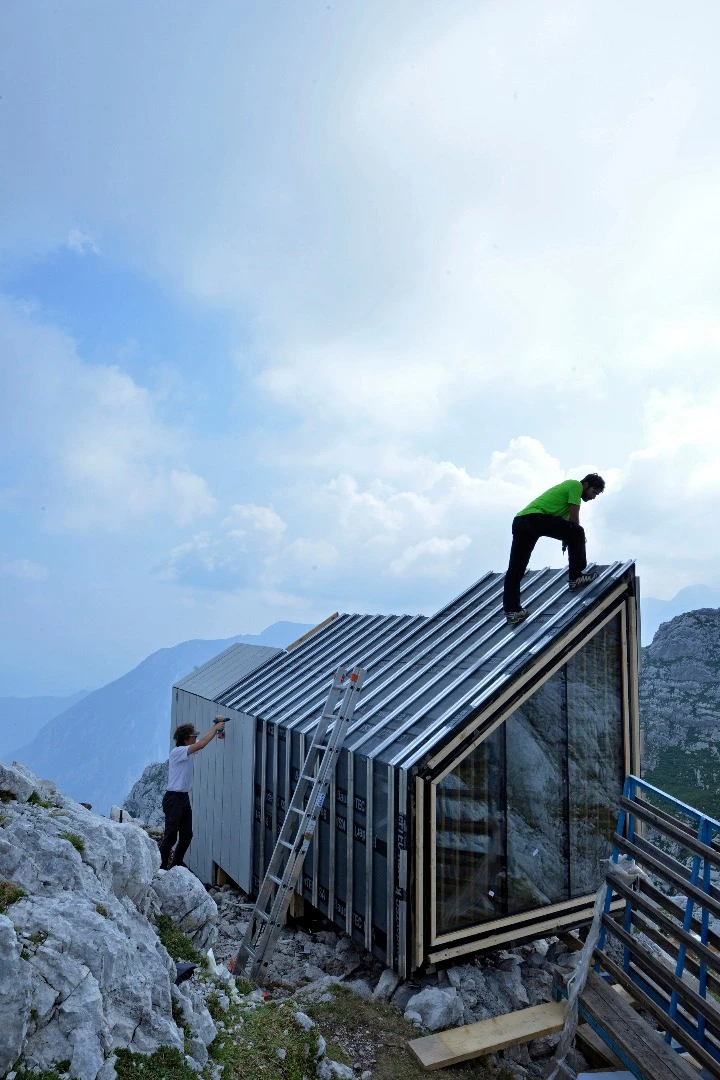 The outer form and choice of materials were chosen to respond the extreme mountain conditions, and also provide views to the greater landscape