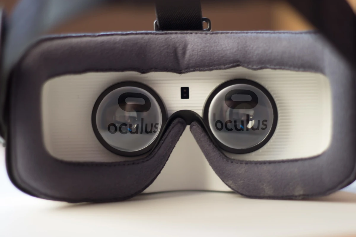 Gizmag reviews the Gear VR, a mobile virtual reality console that's much more than a tech demo