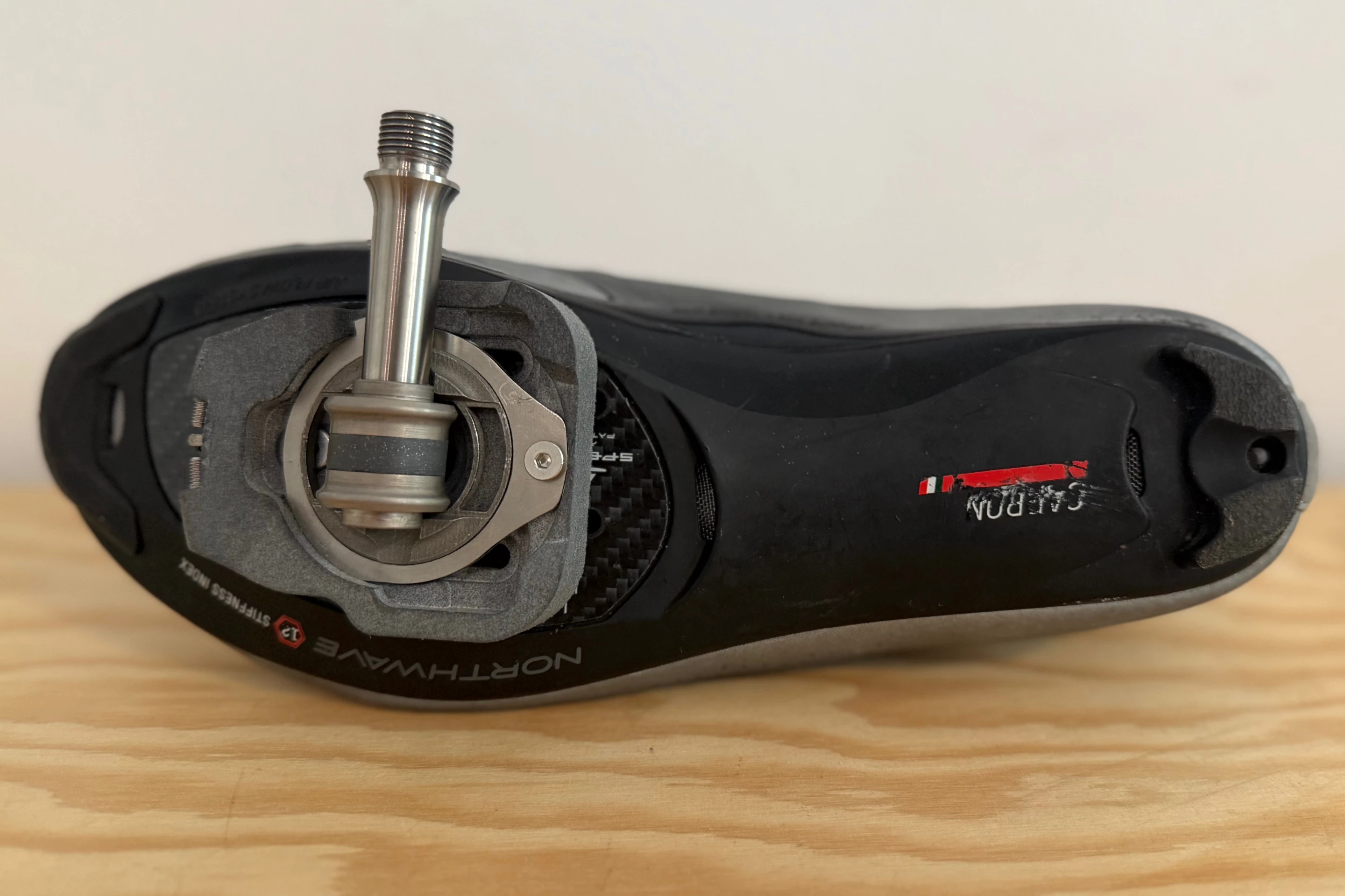 A set of two pedals and two cleats is claimed to tip the scales at 220 g (7.8 oz)