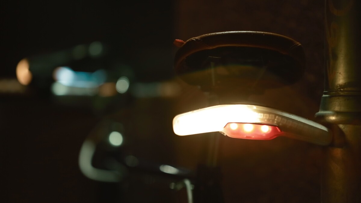 With the press of a left- or right-hand switch on the Blinkers remote, a strip of LEDs above each of the lights illuminates sequentially to indicate the direction in which the cyclist is turning