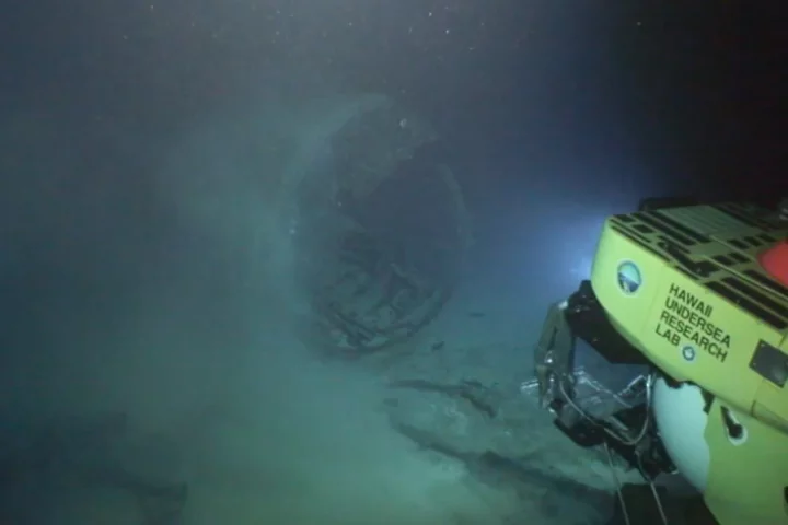 A manned submersible approaches the I-400's hangar (Photo: NOAA)