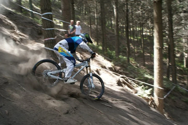 The Zerode G-1 mountain bike incorporates a mid-bike-mounted internal geared hub, which is said to allow it to perform better than a regular MTB in a variety of ways