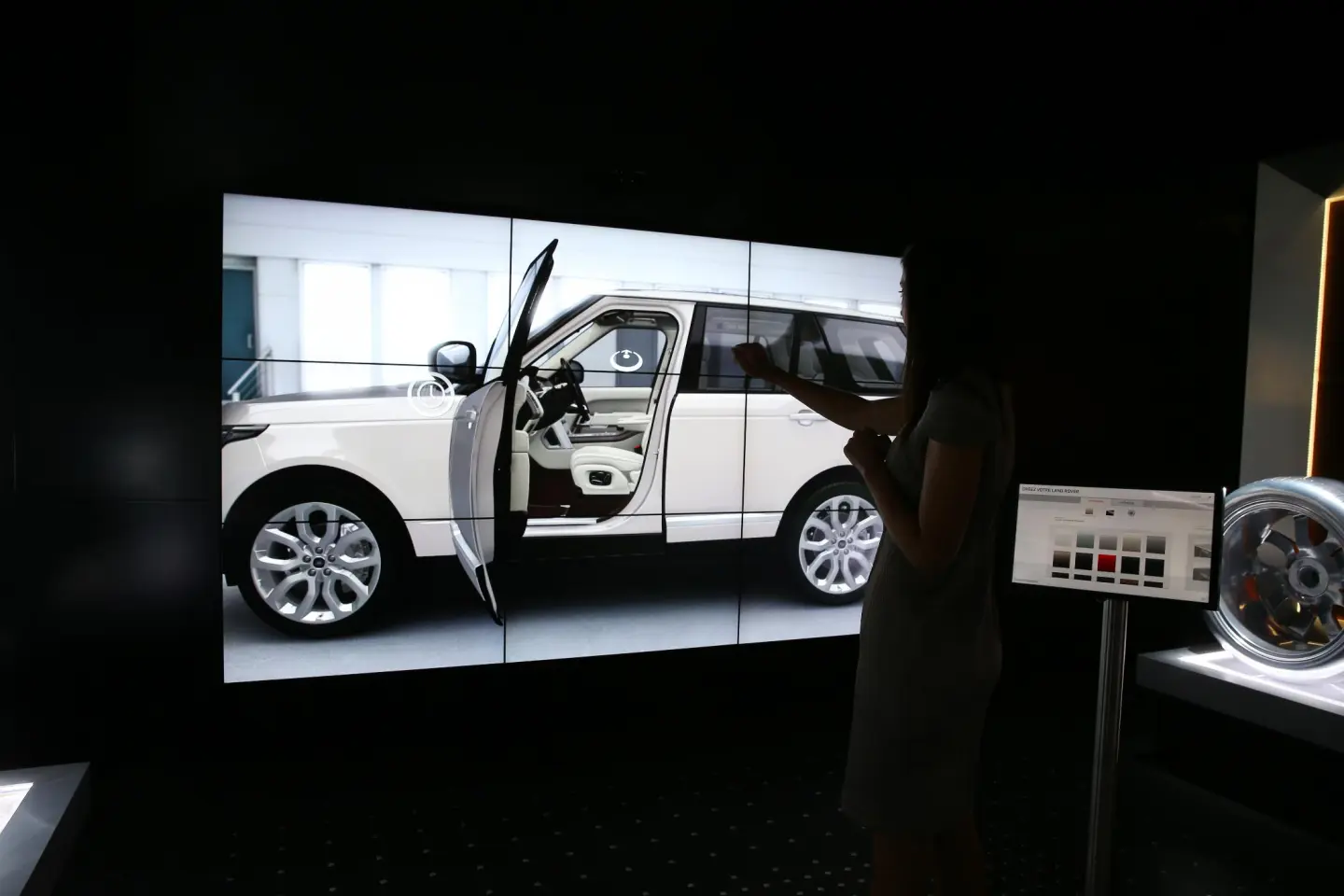 Jaguar and Land Rover plan to expand Virtual Experience to their entire portfolio