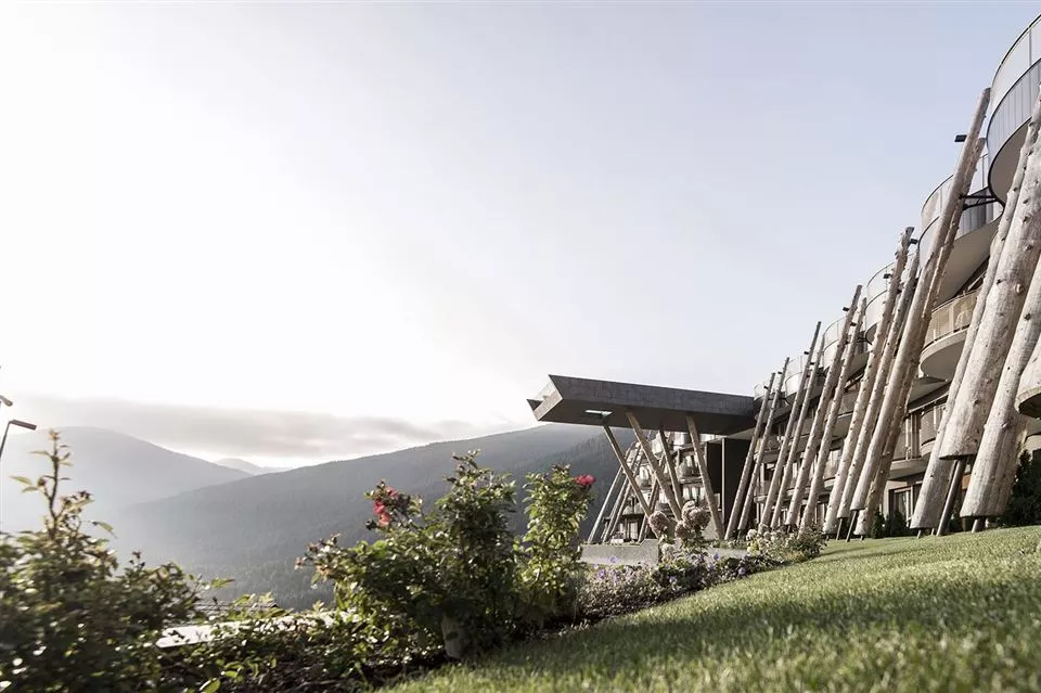 The pool is 25 m (82 ft) long and 5 m (16 ft) wide