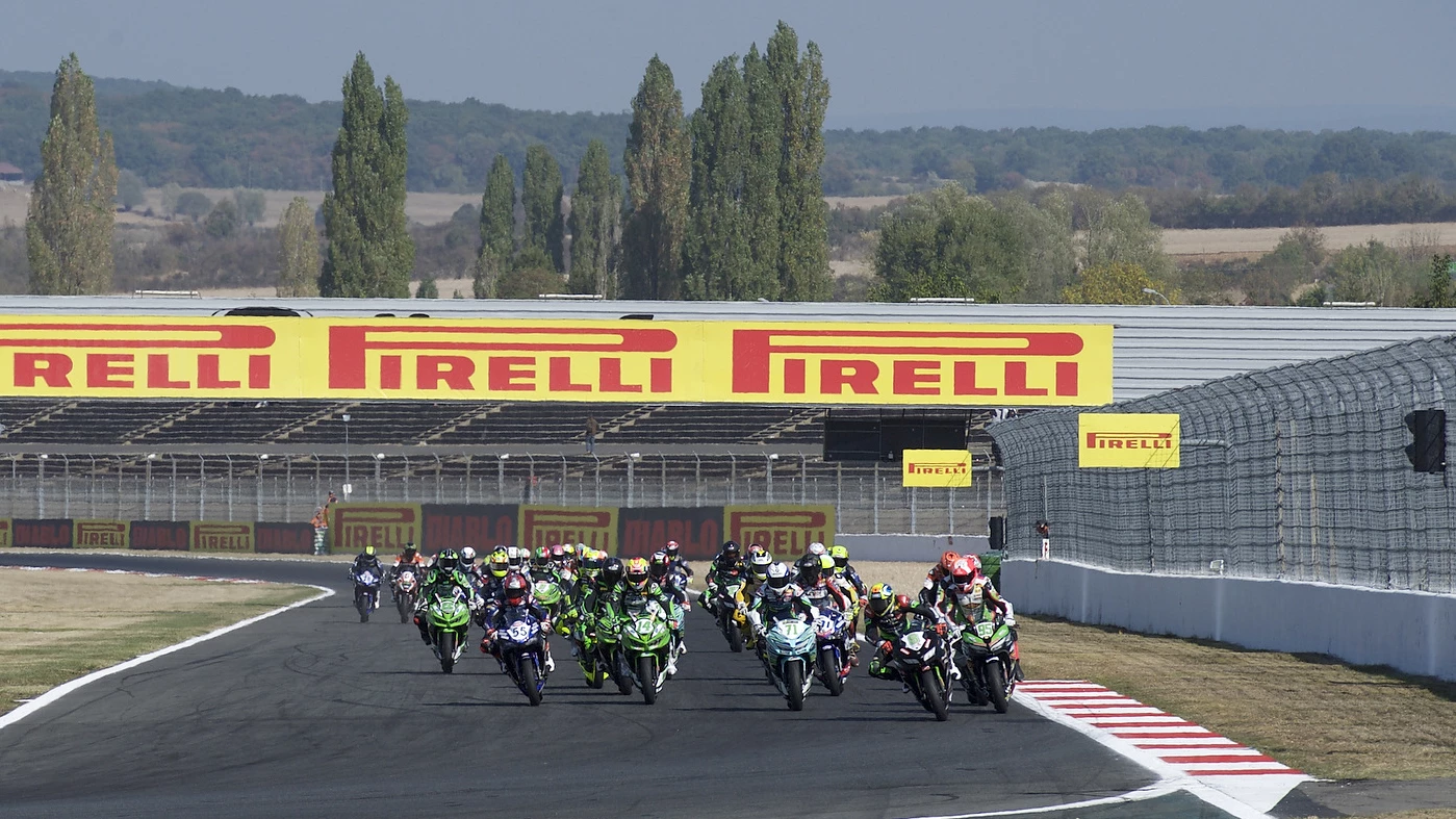 The field enters the first corner at Magny Cours in the deciding race of the 2018 season. Carrasco is in 25th place, her two main rivals are in the leading bunch, and her 10 point margin going into the race looked like it wouldn't be enough.