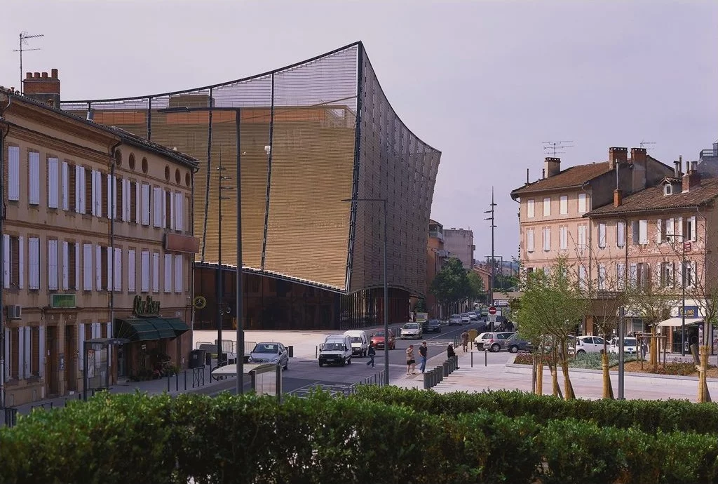 The Grand Théâtre d'Albi façade is curved and reaches above the building as well as most of the way down it (Photo: Georges Fessy / DPA / Adagp.)