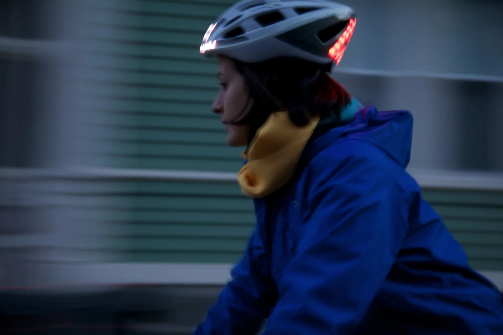 Looking sharp and safe at night with the Lumos bicycle helmet