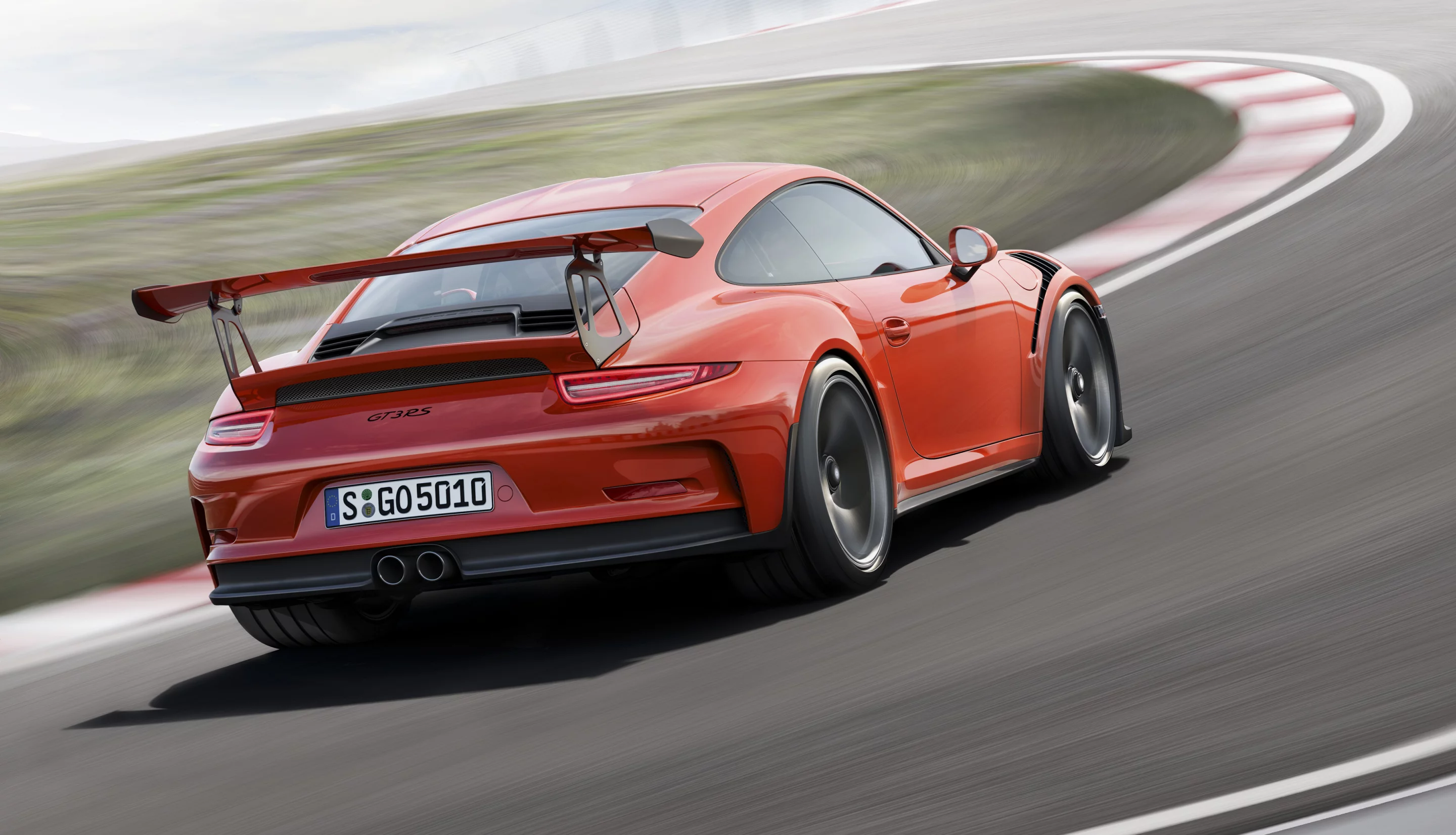 The dished rear wheels are also from a GT3