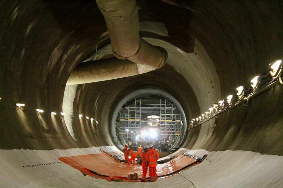 Preparation is carried out for the shutter machine to pass through a tunnel (Photo: Stu Robarts/Gizmag)