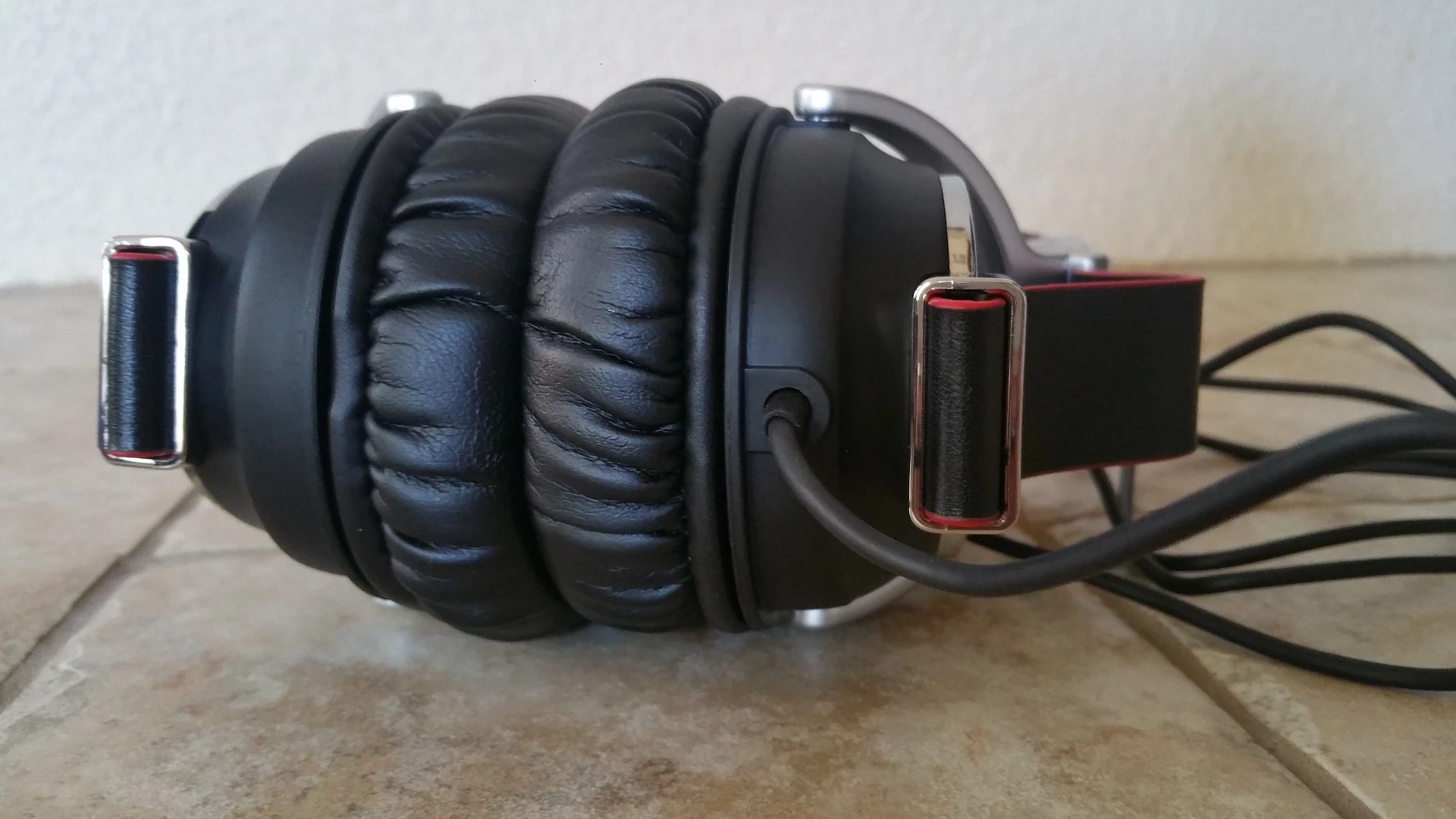 The Bravo headphones connect to audio sources through an integrated 3.5 mm cable, which can be considered a poor/cheap design choice since a damaged cord can’t be swapped out