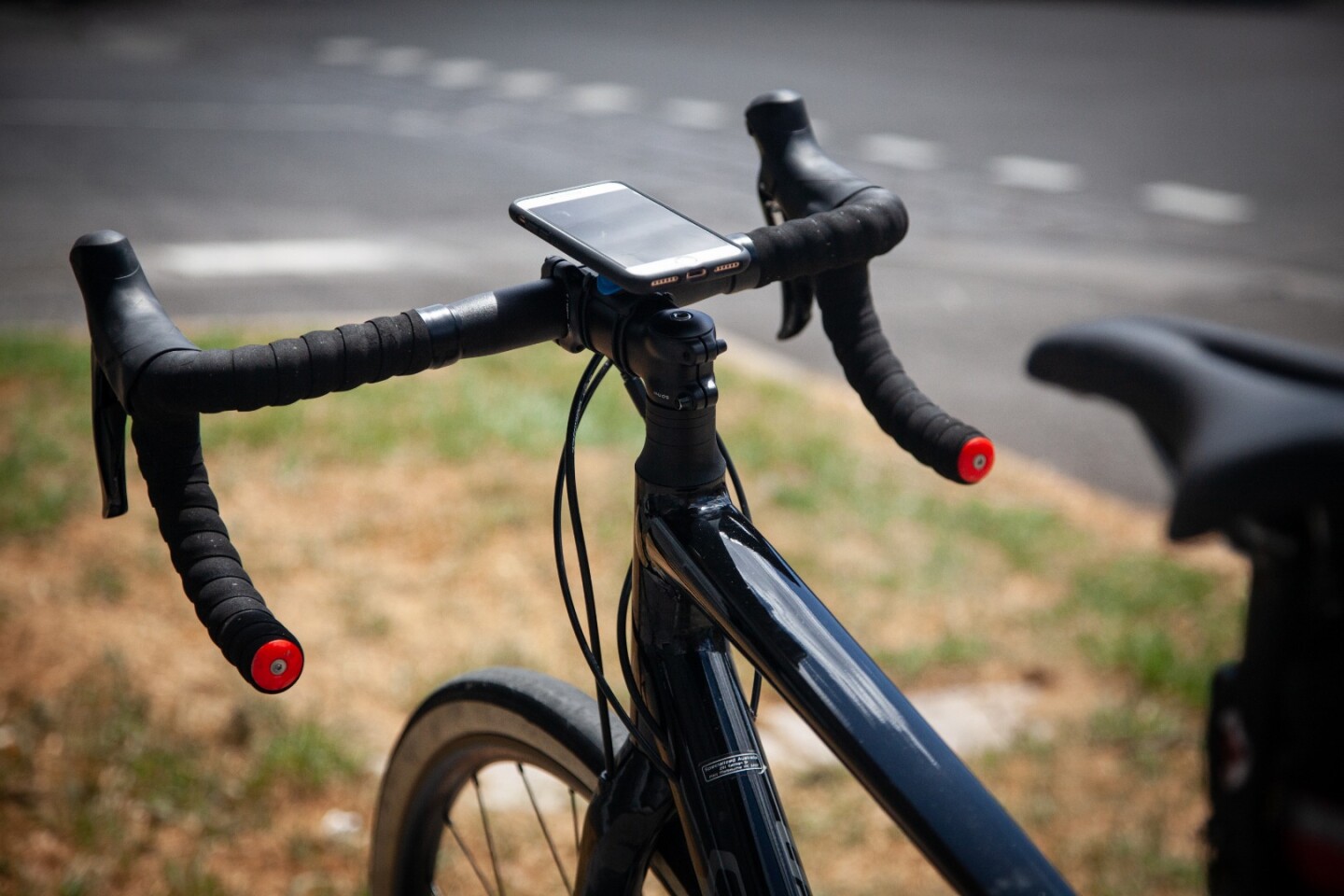 Review Superb Quad Lock handlebar mount holds cyclists 