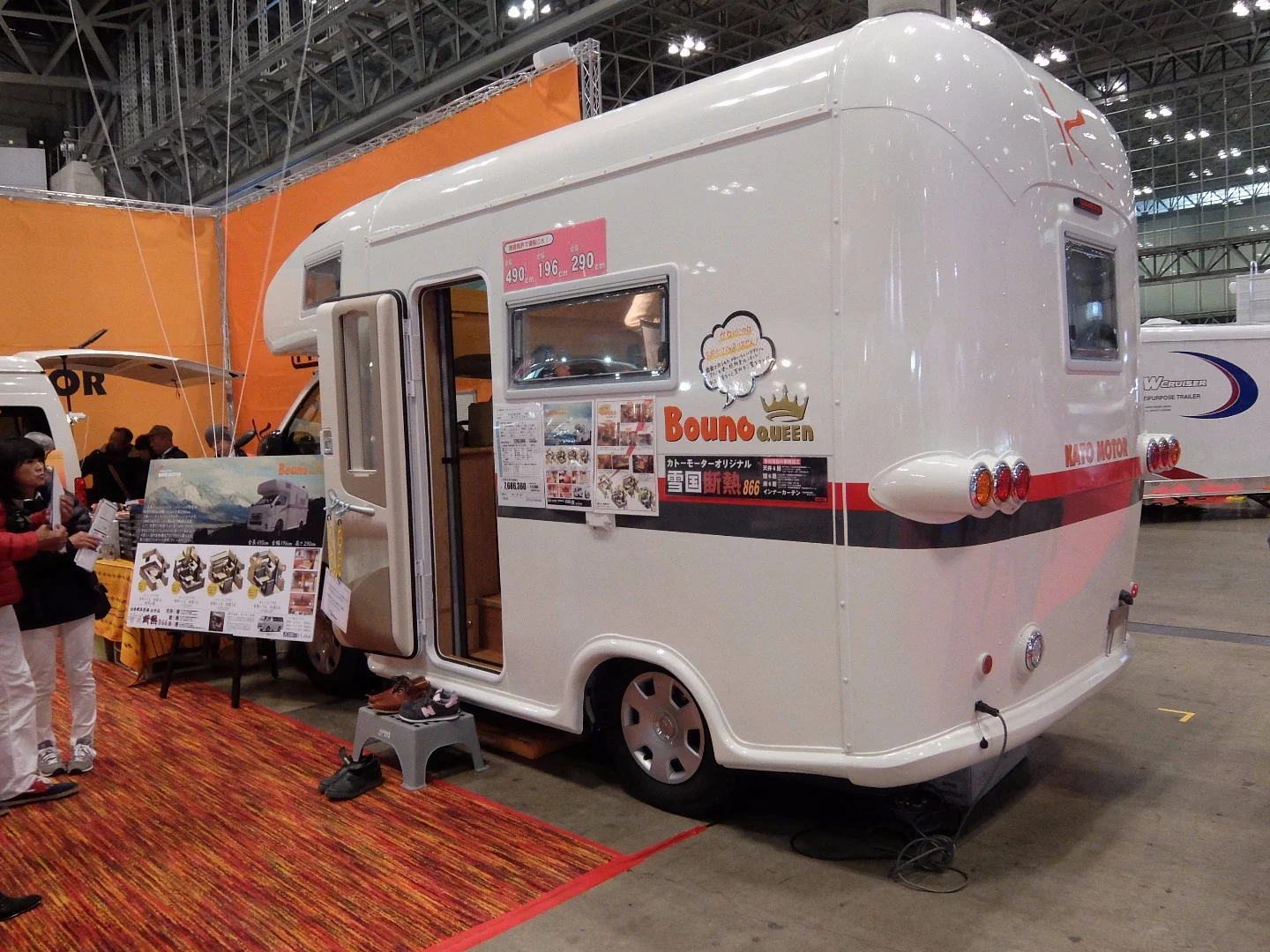 A C Camperfrom Bouno Queen is available with 2 or 4-wheel-drive and costs around 7,000,000 JPY or US$62,000