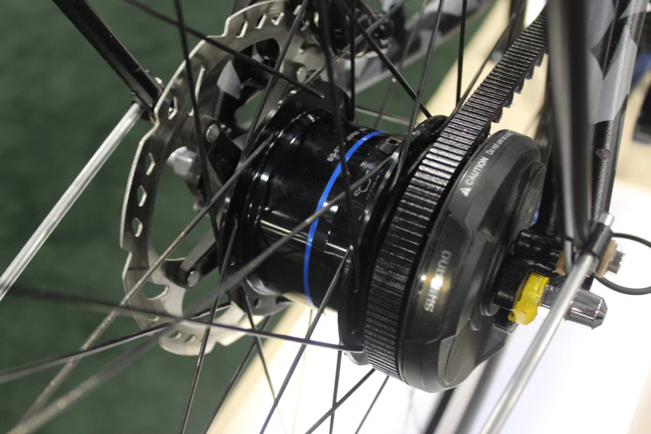 Gear-shifting is handled electronically, via a Shimano Alfine Di2 rear hub transmission