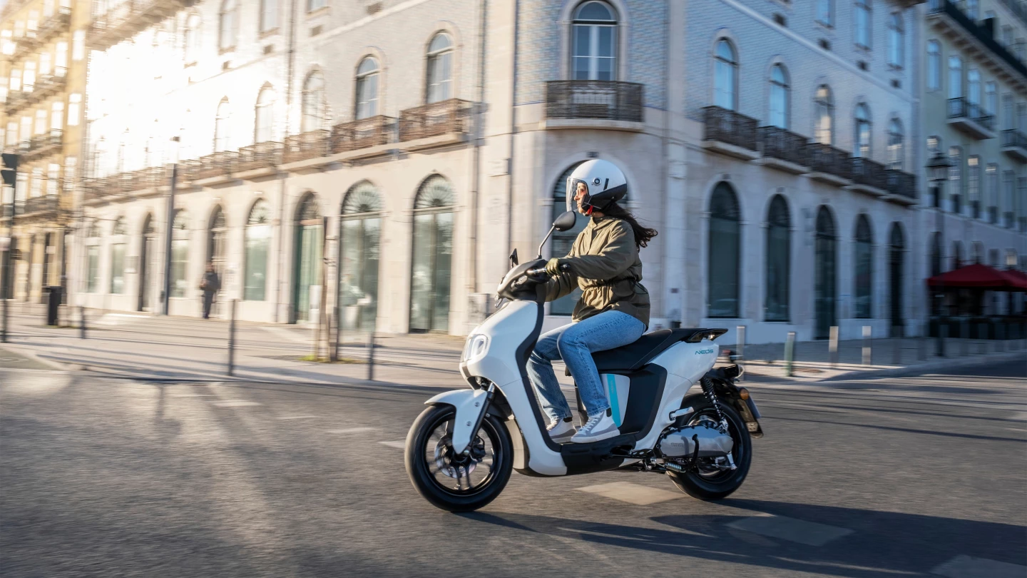 Two power modes are available, for top speeds of either 35 km/h or 40 km/h