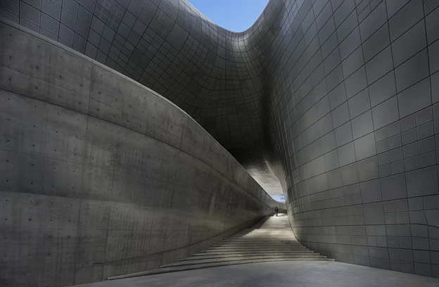 With a total cladding surface area of 30,000 m2 (322,917 sq.ft), Zaha’s team required 45,133 panels to completely skin the structure (Photo: Virgile Simon Bertrand)
