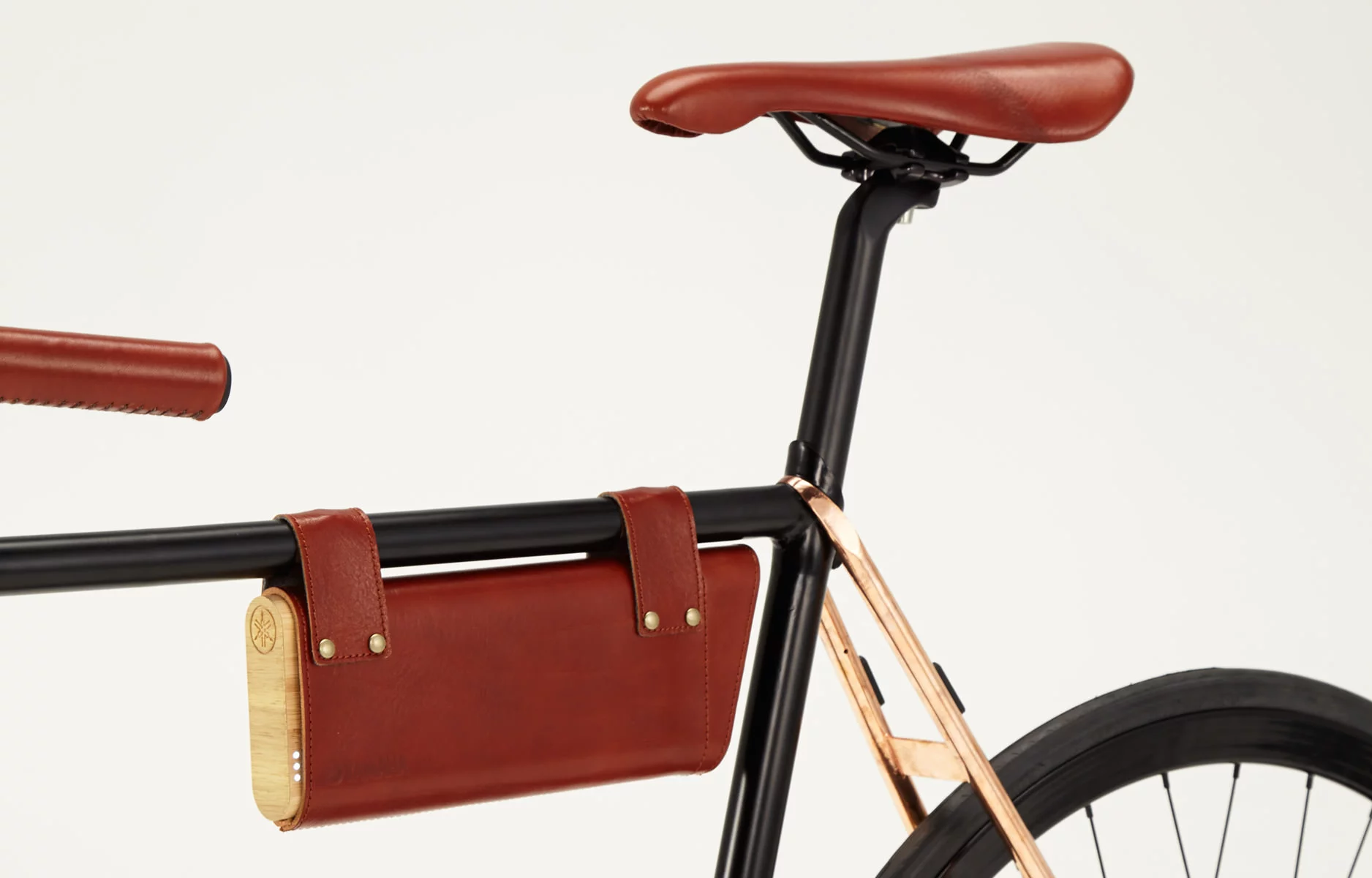 Those contacts engage two other contacts built into the frame's top tube