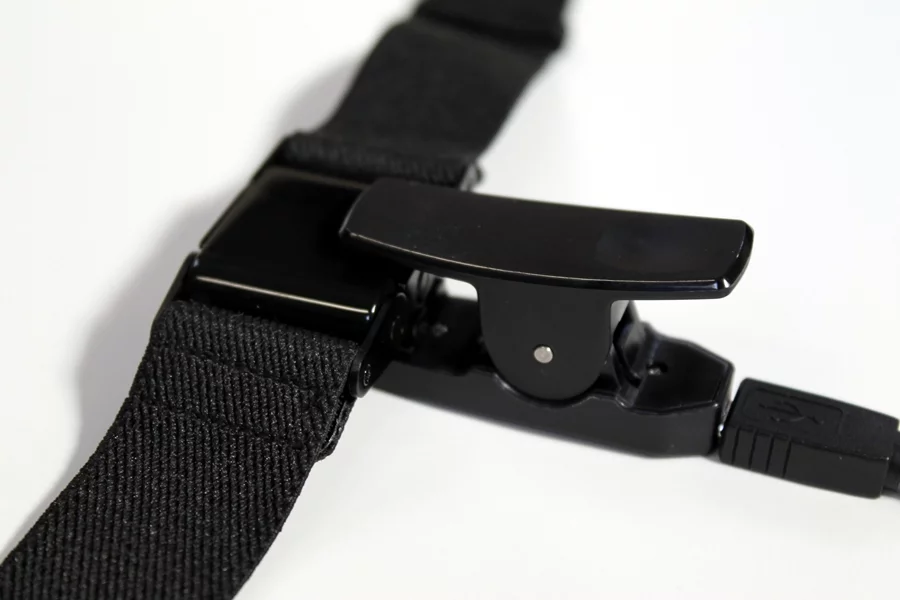 Contacts of the crocodile clip charge the PulseOn via contacts on the device's rear