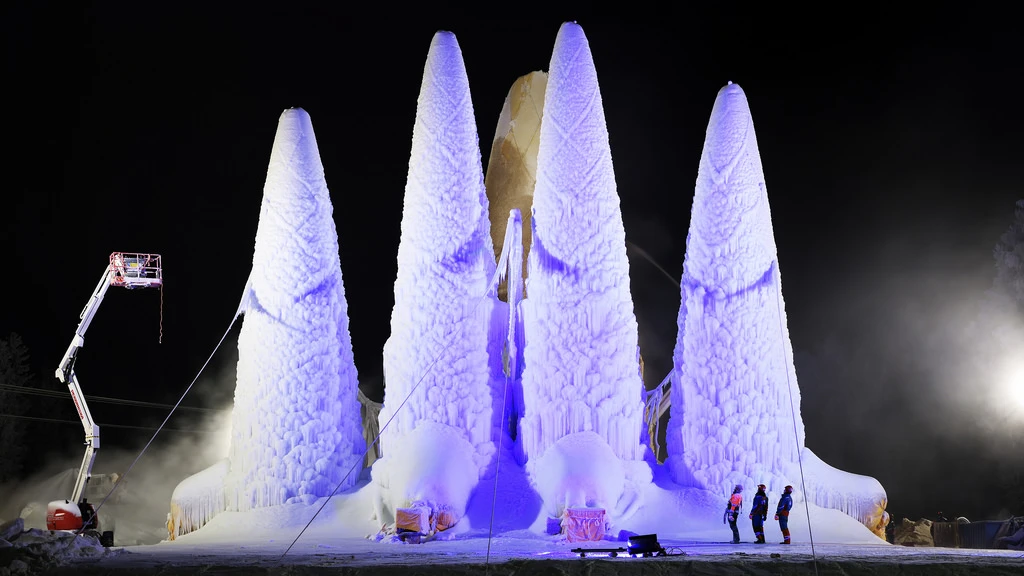 A photo that indicates the scale of the Sagrada Familia in Ice (Photo: Bart van Overbeeke)