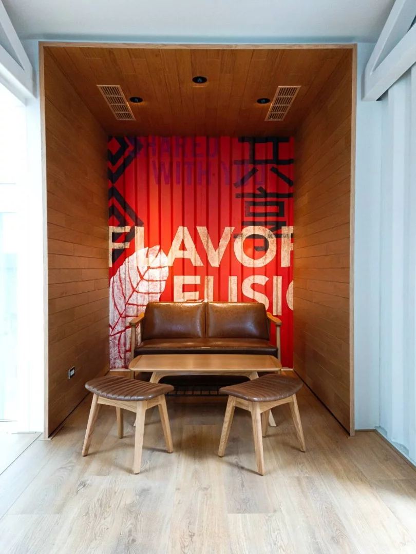 The interior of Hualien Bay Mall Starbucks wasn't designed by Kengo Kuma