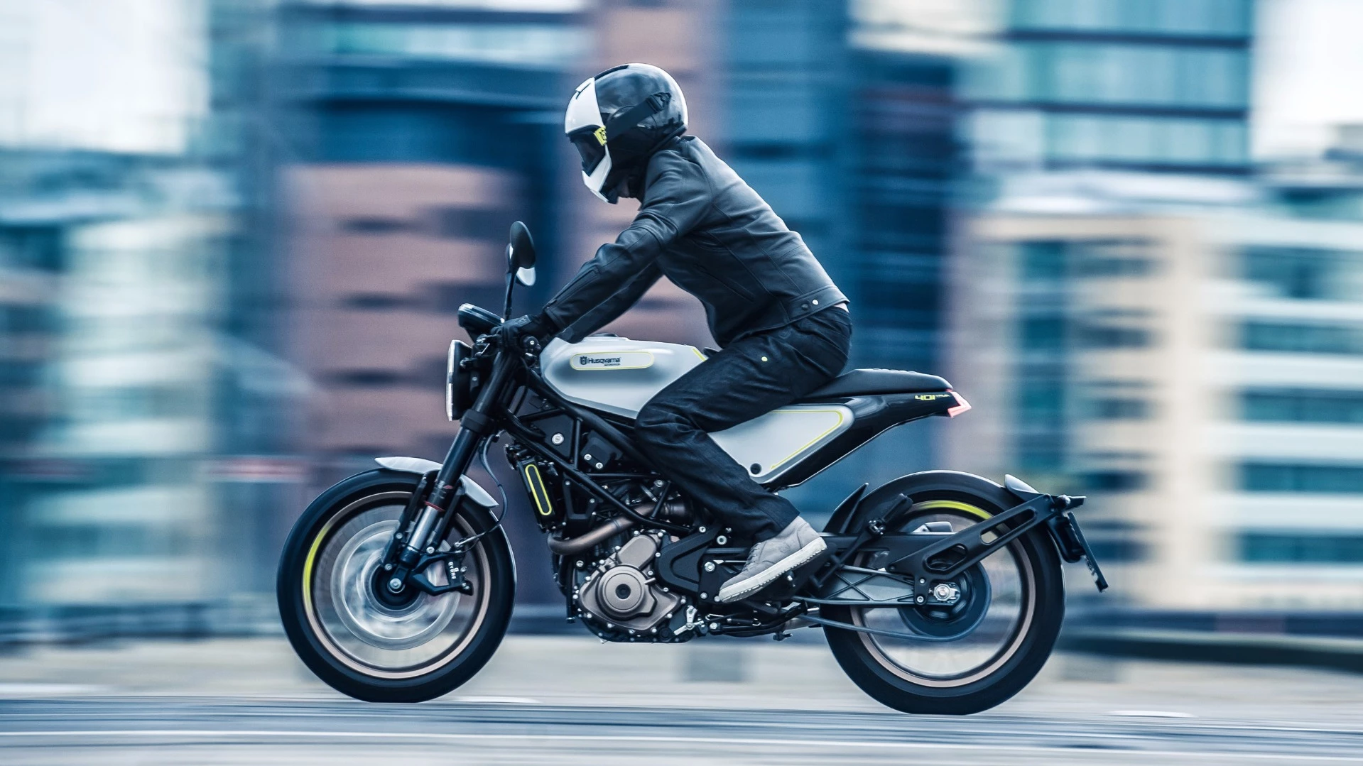 Husqvarna's 401 Vitpilen uses the same 44 hp 375cc single cylinder motor deployed in the KTM Duke. Not surprisingly, suspension at both ends is handled by WP units. The Vitpilen will be produced at Bajaj's Chakan factory.