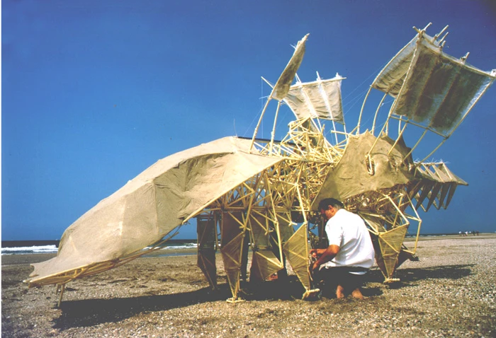 The Animaris Sabulosa Cutis had a spoiler at the front that pushes its snout against the ground, fixing it there, as well as a skin of see-through adhesive tape coated with sand as camouflage (Photo: Theo Jansen)