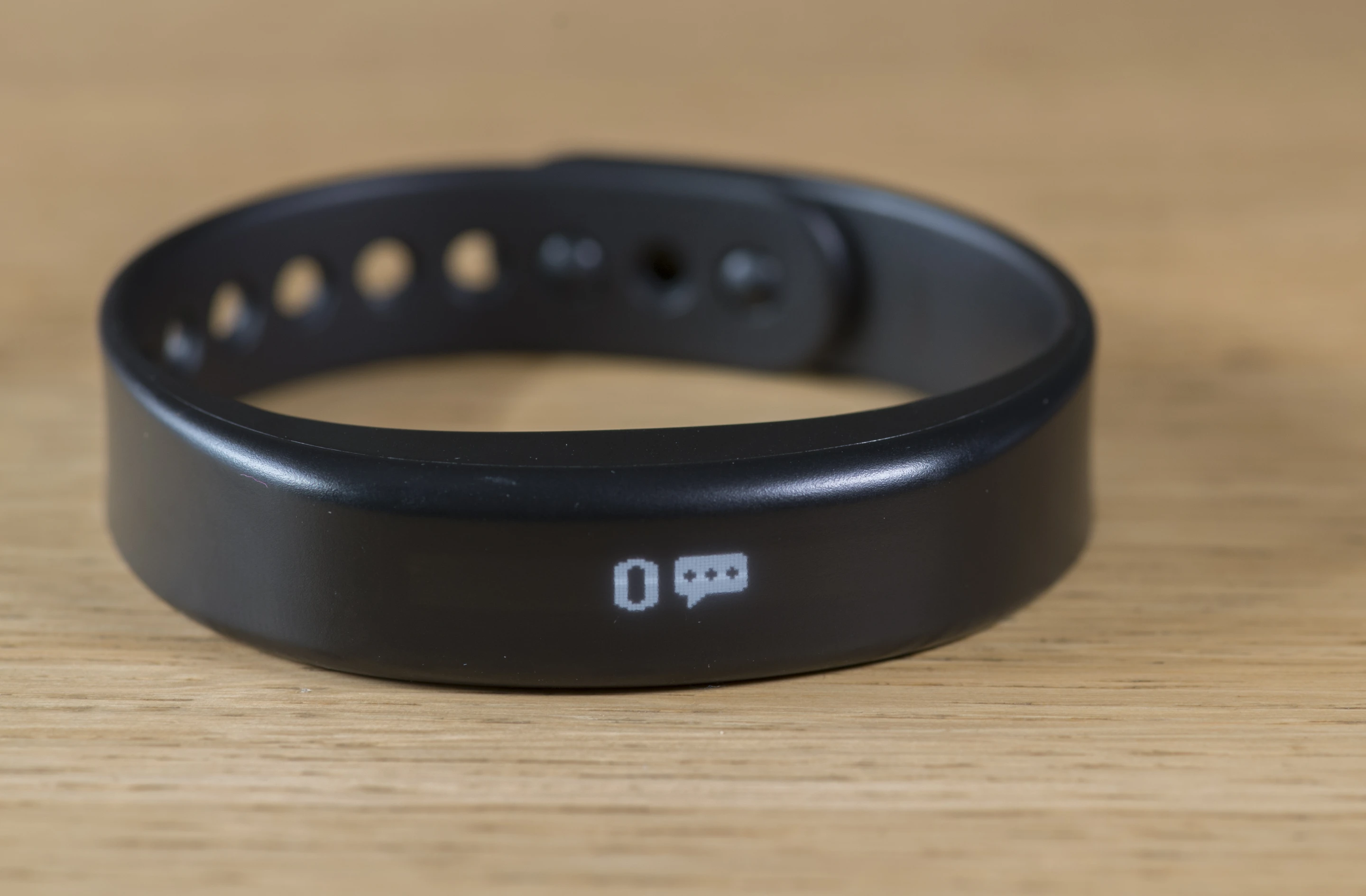 Incoming notifications can be displayed on the screen of the Garmin Vivosmart band (Photo: Simon Crisp/Gizmag.com)