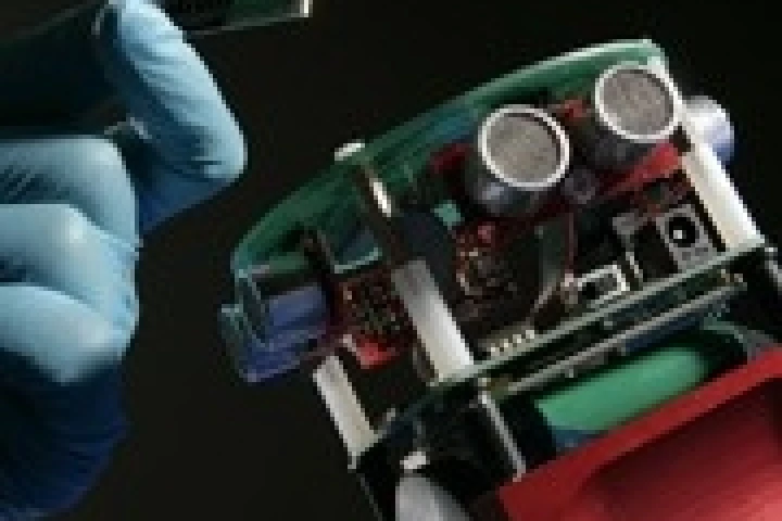 “Gordon” can use its biological brain to navigate around a room, and scientists hope that repeated exposure to the same settings will provoke signs of recognition in the brain cells.Image via University of Reading