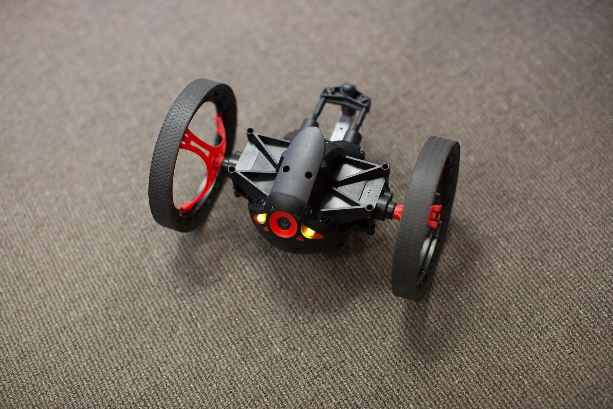 While the quality isn't great, with video taken at 640 x 480 pixels and 15 fps, it will show you the world through the eyes of a miniaturized rolling robot (Photo Gizmag/Nick Lavars)